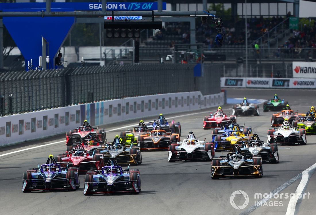Pascal Wehrlein TAG Heuer Porsche Formula E Team Porsche 99X Electric Gen3 el campo en la primera curva en la salida
