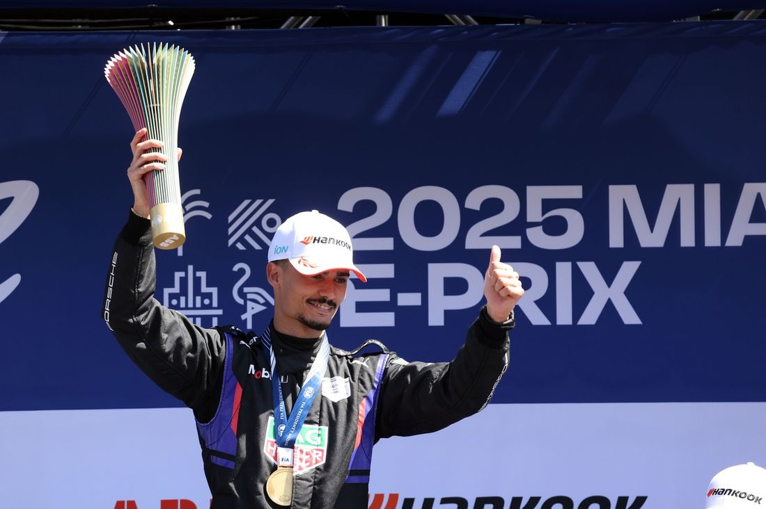 Podio: Ganador de la carrera Pascal Wehrlein, TAG Heuer Porsche Formula E Team