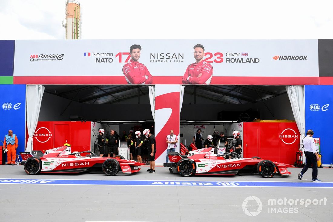 Oliver Rowland Nissan Formula E Team Nissan e-4ORCE 05, Norman Nato Nissan Formula E Team Nissan e-4ORCE 05 esperan en el Pitlane