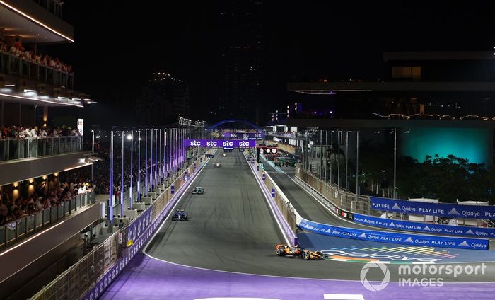 Lando Norris, McLaren, Fernando Alonso, Aston Martin Racing, Alexander Albon, Williams