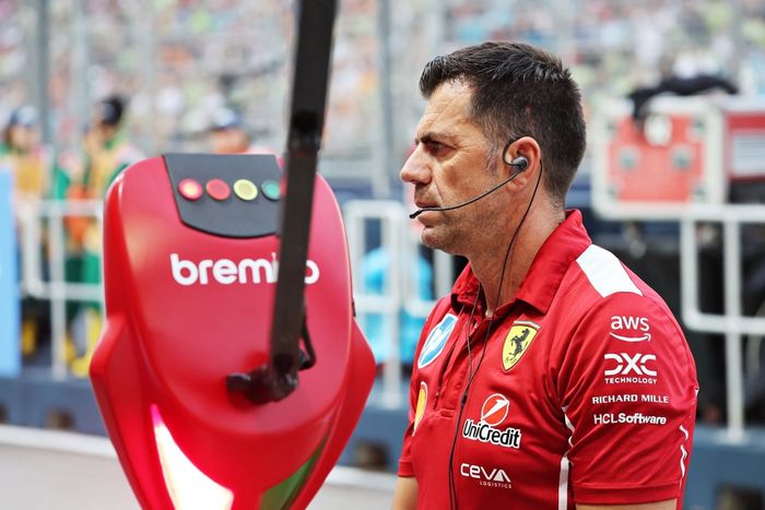 Un miembro del equipo Ferrari en el Pitlane durante los entrenamientos