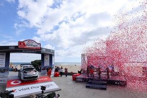 Podio: ganadores Sébastien Ogier, Vincent Landais, Toyota Gazoo Racing WRT Toyota GR Yaris Rally1, segundo puesto Ott Tänak, Martin Järveoja, Hyundai World Rally Team Hyundai i20 N Rally1, tercer puesto Kalle Rovanperä, Jonne Halttunen, Toyota Gazoo Racin