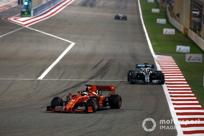 Sebastian Vettel, Ferrari SF90, precede Lewis Hamilton, Mercedes AMG F1 W10