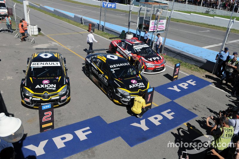 Los autos del ganador de la carrera Leonel Pernía, Renault Sport, segundo lugar Facundo Ardusso, Renault Sport, tercer lugar Julián Santero,Toyota Gazoo Racing YPF en parc ferme