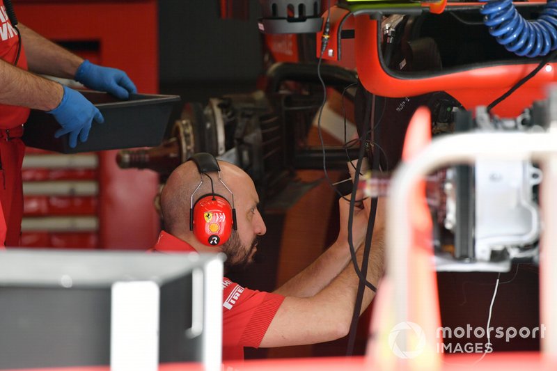 Ferrari Mechanic Working On Sf90 At Bahrain Gp Ferrari Mechanic Working On Sf90