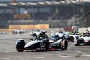 Oliver Rowland, Nissan e.Dams, Nissan IMO1 leads Lucas Di Grassi, Audi Sport ABT Schaeffler, Audi e-tron FE05