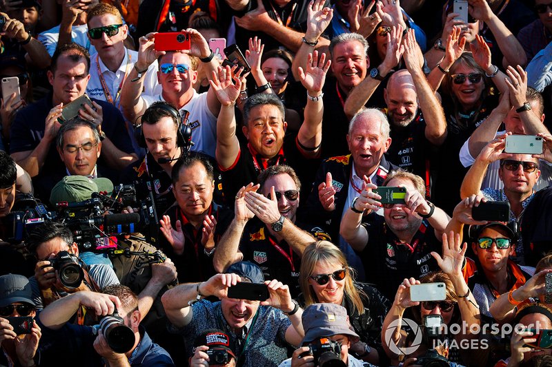 Red Bull Racing-Honda merayakan podium ketiga yang diraih Max Verstappen