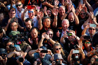 Christian Horner, Helmut Marko, Yusuke Hasegawa, Adrian Newey en andere Red Bull Honda leden vieren aan het podium