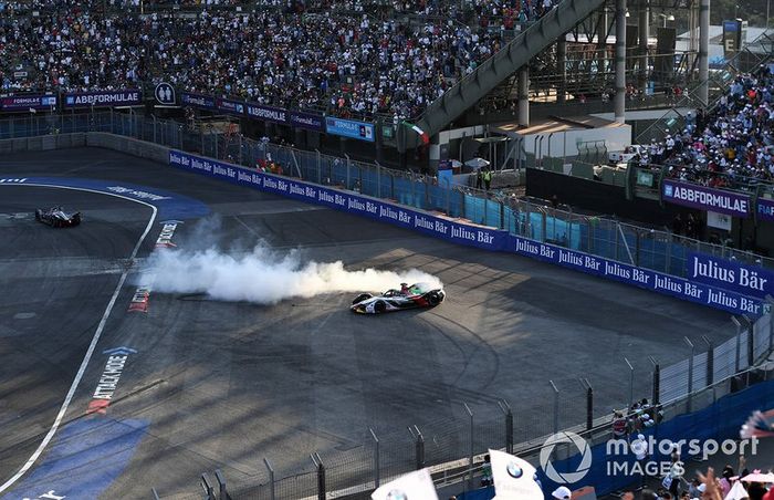 Lucas Di Grassi, Audi Sport ABT Schaeffler, Audi e-tron FE05 haciendo donuts para celebrar la victoria