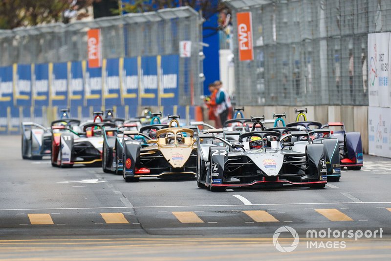 Oliver Rowland, Stoffel Vandoorne y Andre Lotterer en la salida