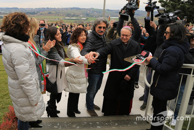 Kate Fretti, Rossella Simoncelli et Paolo Simoncelli coupent le ruban de l'inauguration de la Maison Marco Simoncelli