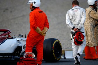 Kimi Raikkonen, Alfa Romeo Racing C38 stops on track