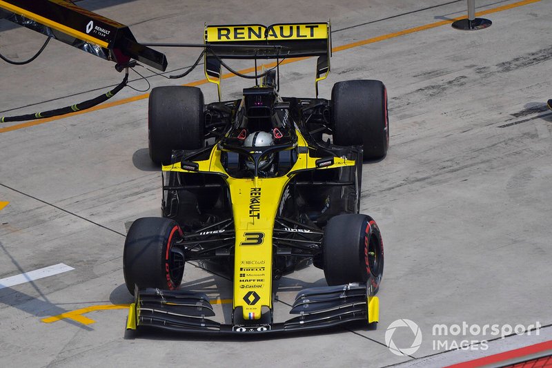 Daniel Ricciardo, Renault F1 Team R.S.19, leaves the garage