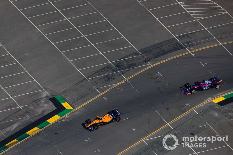 Carlos Sainz Jr., McLaren MCL34, Daniil Kvyat, Toro Rosso STR14