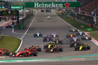 Charles Leclerc, Ferrari SF90, voor Sebastian Vettel, Ferrari SF90, Max Verstappen, Red Bull Racing RB15, Pierre Gasly, Red Bull Racing RB15, Nico Hulkenberg, Renault F1 Team R.S. 19, Daniel Ricciardo, Renault F1 Team R.S.19, Romain Grosjean, Haas F1 Team VF-19