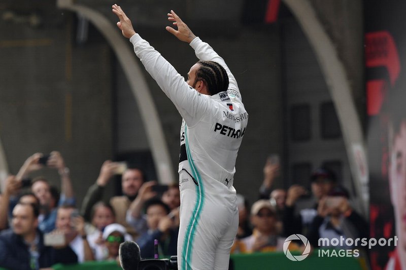 Lewis Hamilton celebra su victoria en China