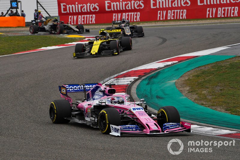 Sergio Perez, Racing Point RP19, precede Nico Hulkenberg, Renault F1 Team R.S. 19, e Romain Grosjean, Haas F1 Team VF-19