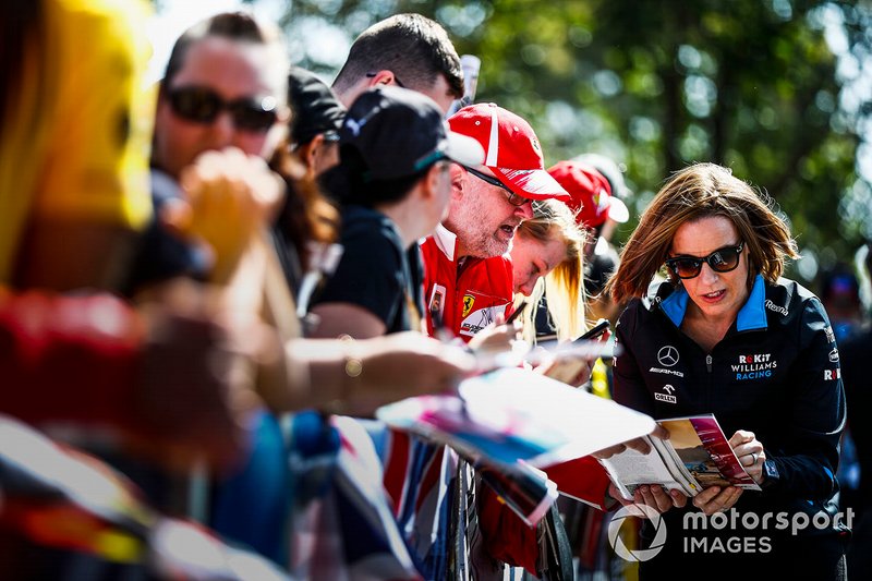 Claire Williams, Vice Team Principal, Williams Racing, firma autografi ai tifosi