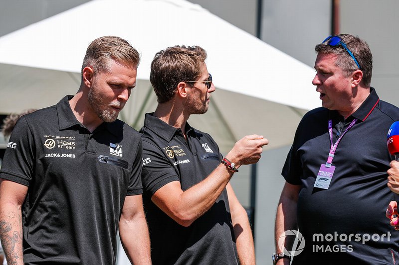 Romain Grosjean, Haas F1 Team, e Kevin Magnussen, Haas F1 Team, parlano con Ted Kravitz