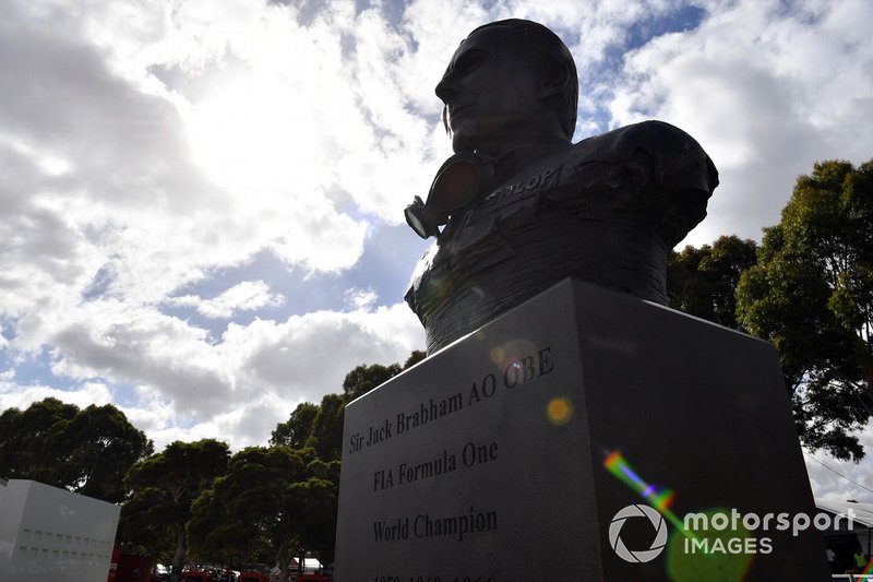 Un busto del campeón mundial de Fórmula 1 australiano Sir Jack Brabham