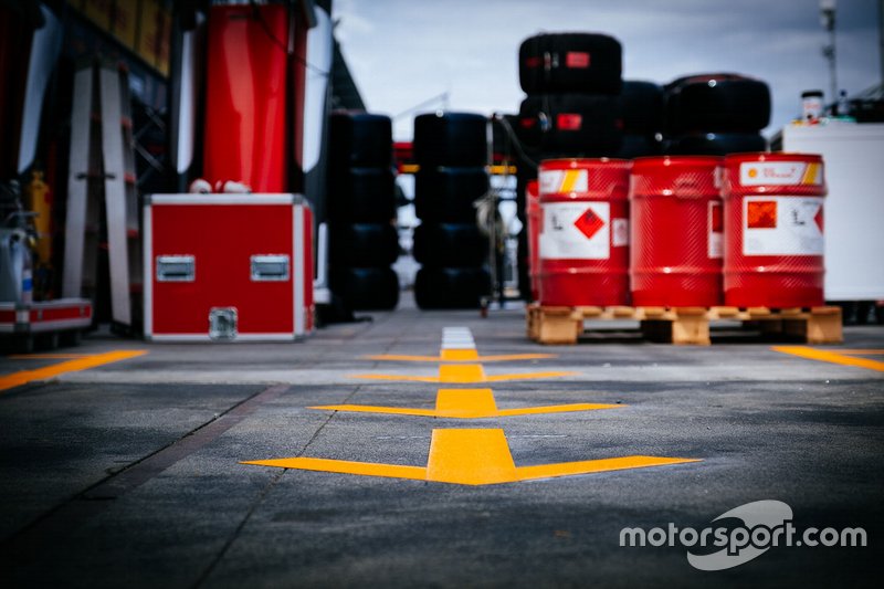 Pitlane atmosphere