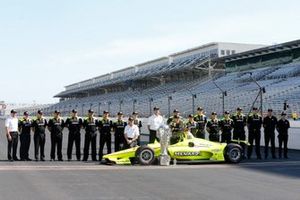 Simon Pagenaud, Team Penske Chevrolet poses with his crew for the winning driver photo shoot