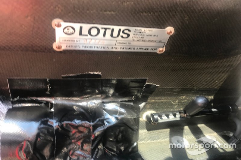 Dettaglio della targhetta con il numero di telaio della Lotus 97T di Ayrton Senna