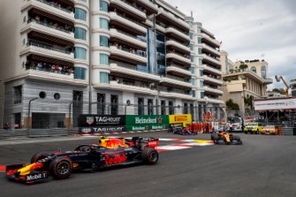 Pierre Gasly, Red Bull Racing RB15, Carlos Sainz Jr., McLaren MCL34, Daniil Kvyat, Toro Rosso STR14