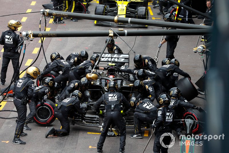 Kevin Magnussen, Haas F1 Team VF-19, pit stop