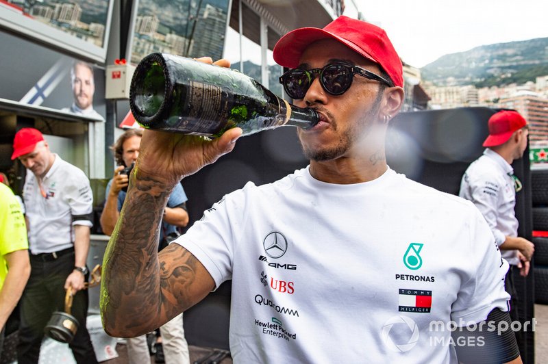 Lewis Hamilton, Mercedes AMG F1, 1st position, celebrates with his team