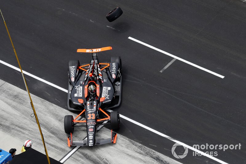James Davison, Dale Coyne Racing Honda, Helio Castroneves, Team Penske Chevrolet crash in pit lane