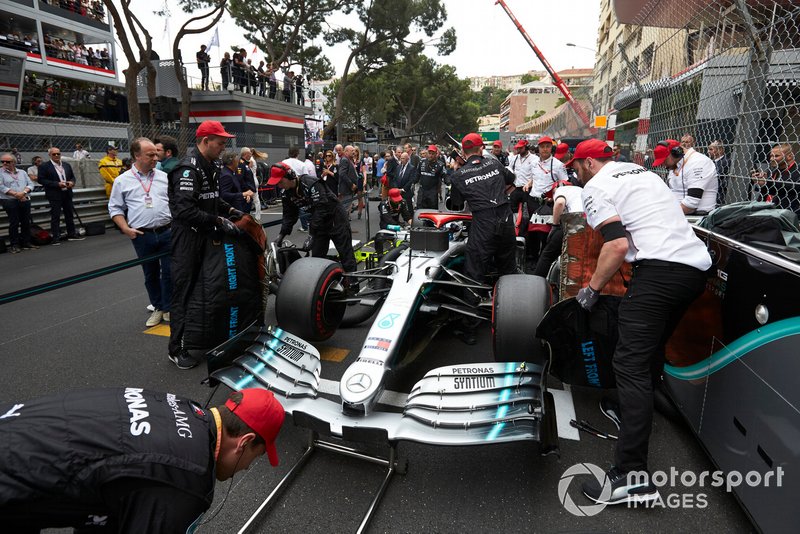 Mechanics prepare the car of Valtteri Bottas, Mercedes AMG W10, on the grid