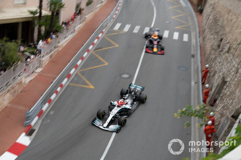 Lewis Hamilton, Mercedes AMG F1 W10, precede Max Verstappen, Red Bull Racing RB15