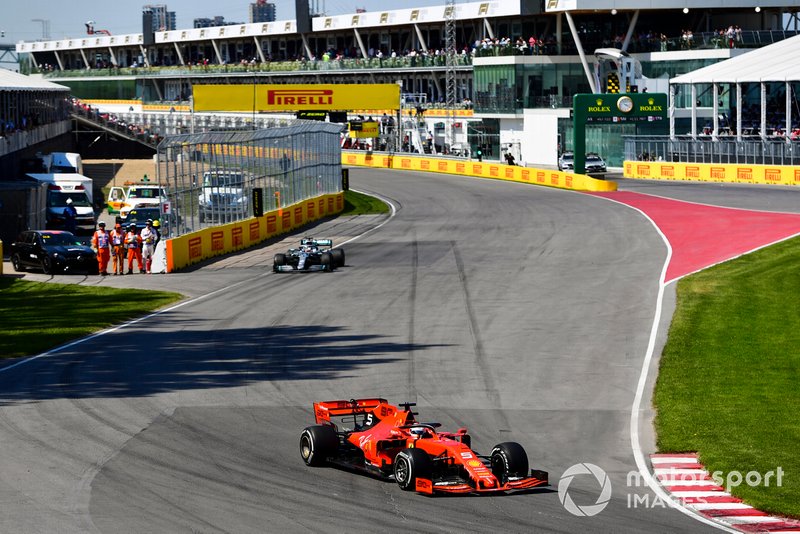 Sebastian Vettel, Ferrari SF90, lidera por delante de Lewis Hamilton, Mercedes AMG F1 W10