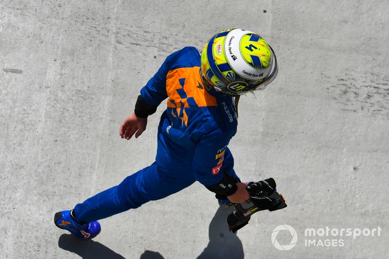 Lando Norris, McLaren, vuelve al box andando