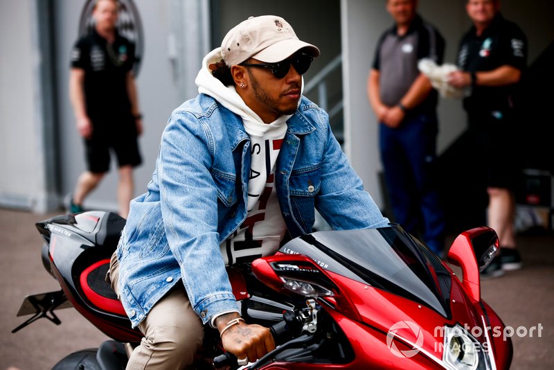 Lewis Hamilton, Mercedes AMG F1 chega aos boxes com sua moto