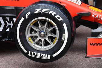 Ferrari SF90 voorwiel en Pirelli-band