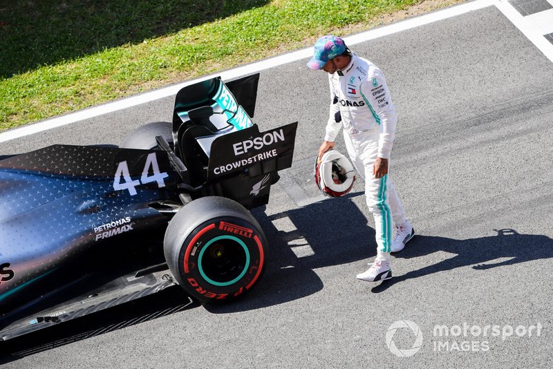 Lewis Hamilton, Mercedes AMG F1 W10, inspecciona su coche después de clasificarse segundo en la parrilla