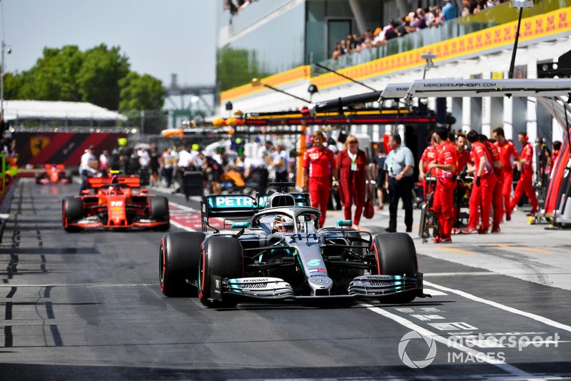 Lewis Hamilton, Mercedes AMG F1 W10 y Charles Leclerc, Ferrari SF90 conducen por el pit lane hasta Parc Ferme