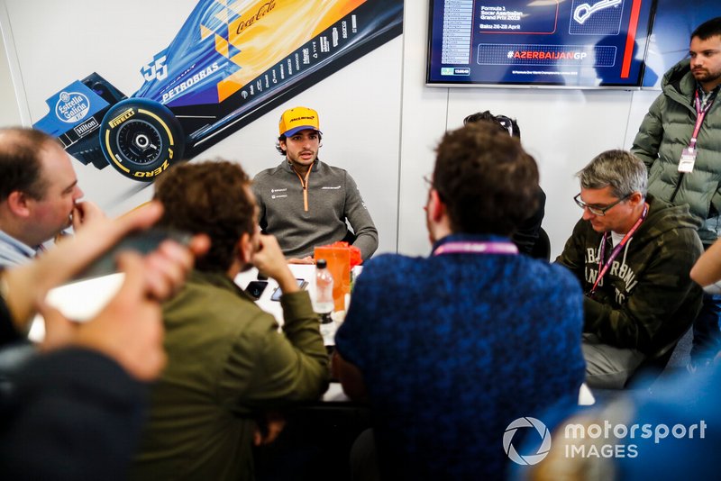Carlos Sainz Jr., McLaren, atiende a los medios