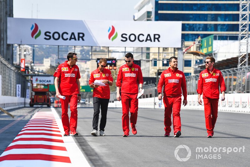 Sebastian Vettel, Ferrari parcourt la piste à pied avec son équipe