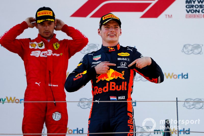 Podio: ganador de la carrera Max Verstappen, Red Bull Racing celebra, el segundo lugar Charles Leclerc, Ferrari