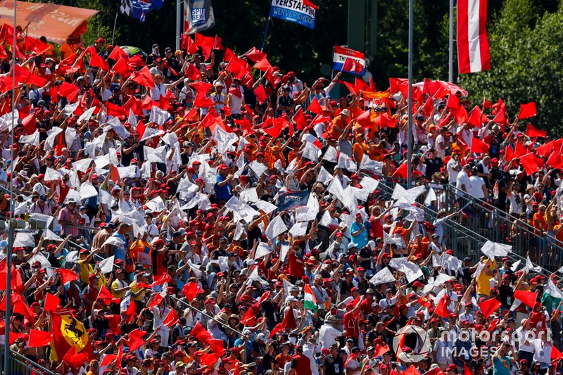 Fans formant les couleurs du drapeau autrichien en tribune