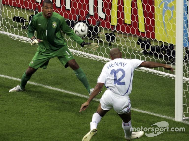 O Brasil era eliminado pela França, nas quartas de final da Copa de 2006