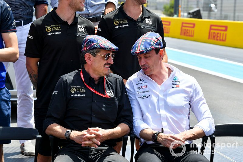Gunther Steiner e Toto Wolff na homenagem a Jackie Stewart antes da prova