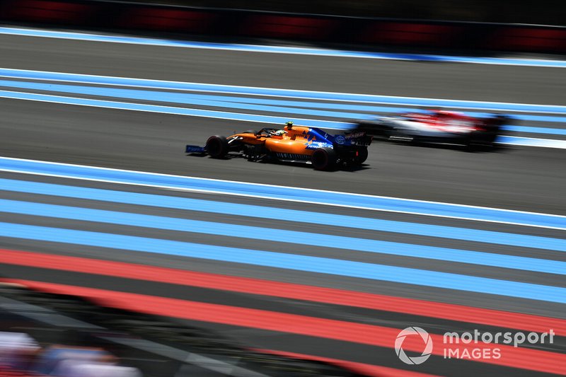 Lando Norris, McLaren MCL34, passes Kimi Raikkonen, Alfa Romeo Racing C38