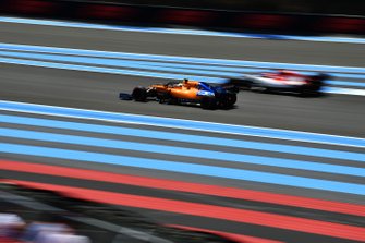 Lando Norris, McLaren MCL34, passeert Kimi Raikkonen, Alfa Romeo Racing C38