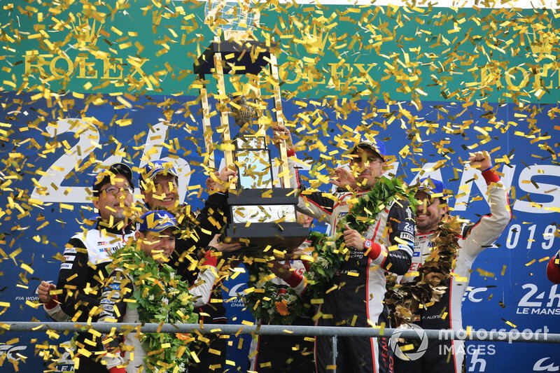 Los ganadores, #8 Toyota Gazoo Racing Toyota TS050: Sébastien Buemi, Kazuki Nakajima, Fernando Alonso, segundos #7 Toyota Gazoo Racing Toyota TS050: Mike Conway, Kamui Kobayashi, Jose Maria Lopez