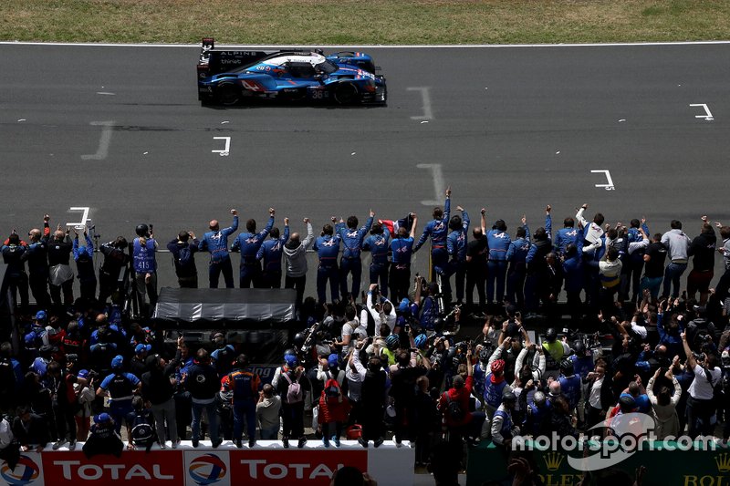 #36 Signatech Alpine Matmut Alpine A470: Nicolas Lapierre, Andre Negrao, Pierre Thiriet