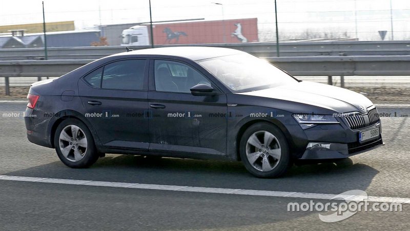 Шпигунське фото оновленого Skoda Superb 2019 року